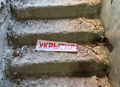 Жители дома на Карла Маркса несколько месяцев живут над канализационным «укрытием»