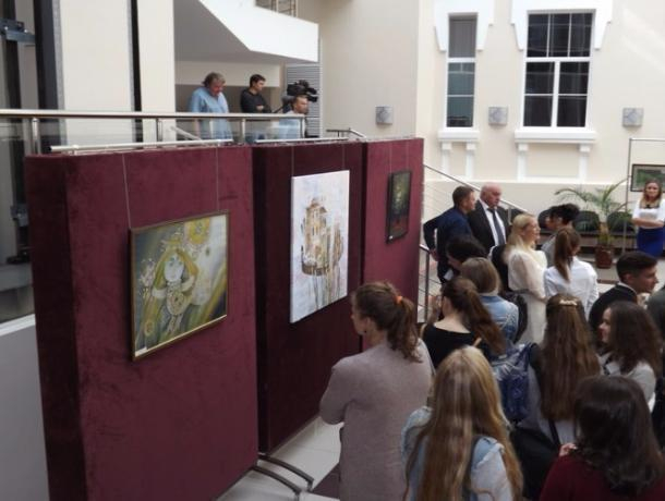 В областной думе открылась выставка народного художника России
