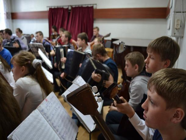 Тамбовский детский оркестр народных инструментов саккомпанирует в Москве Ларисе Долиной