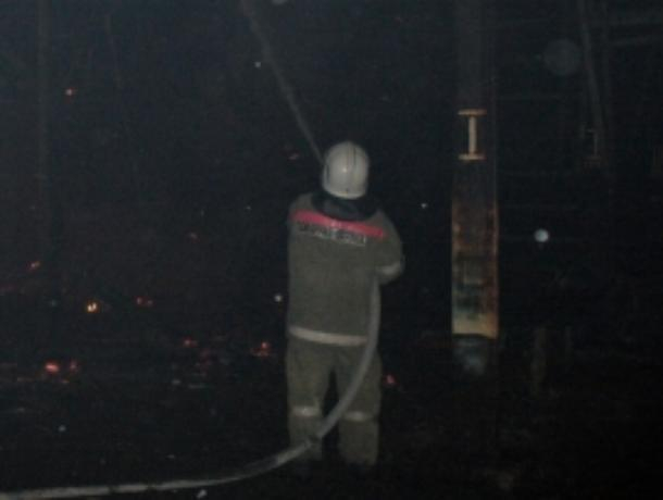 Меньше часа назад в Уварово загорелся сарай вблизи жилого дома