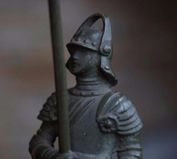 Найденный во время раскопок рыцарь бронзового века оказался коробом для запаривания кормов