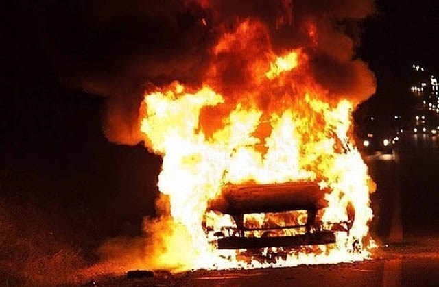 Сгоревшим автомобилем закончилась погоня за нарушителем в Мичуринске