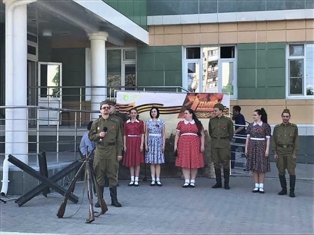 Актёры Тамбовской «молодёжки» помогли юным пациентам достойно областной детской больницы отпраздновать День Победы