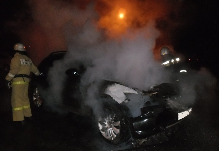 В Тамбове ночью сгорела иномарка представительского класса