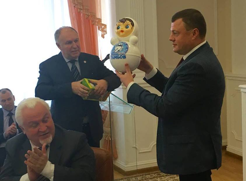 Глава города Котовска представил губернатору Тамбовской области новогоднюю неваляшку