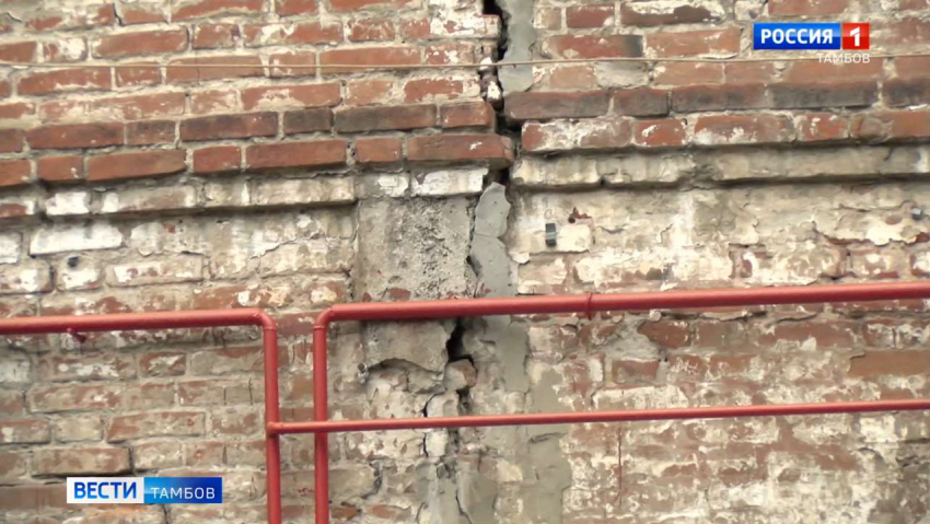 Жители разваливающегося дома в историческом центре Тамбова не могут добиться ремонта
