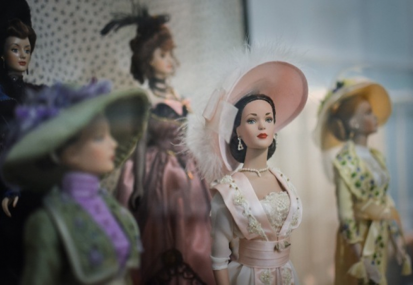 Коллекционные модницы Барби выставлены в картинной галерее