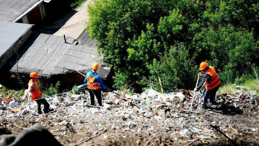 Только промышленные альпинисты смогли добраться до мусорных завалов на улице Степной