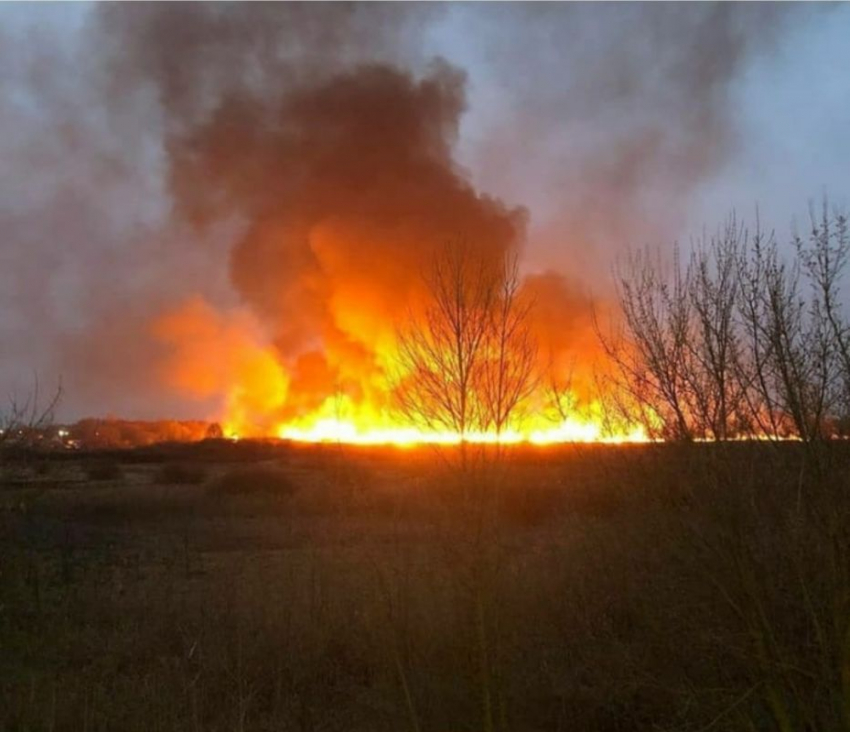 Пожар в Знаменке тушили 5 пожарных машин