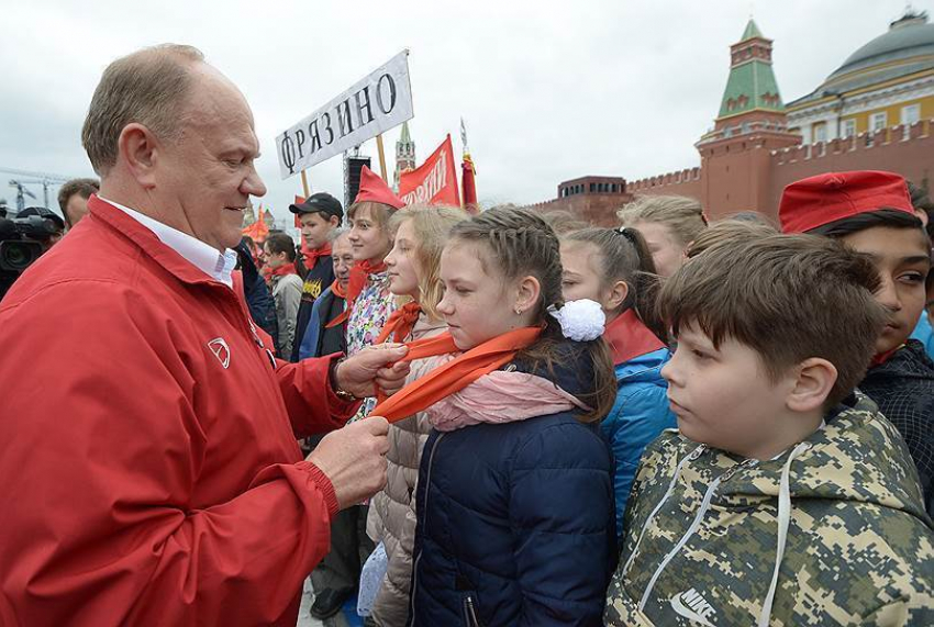 В Москве на Красной площади КПРФ приняла в пионеры школьников из 15 регионов России