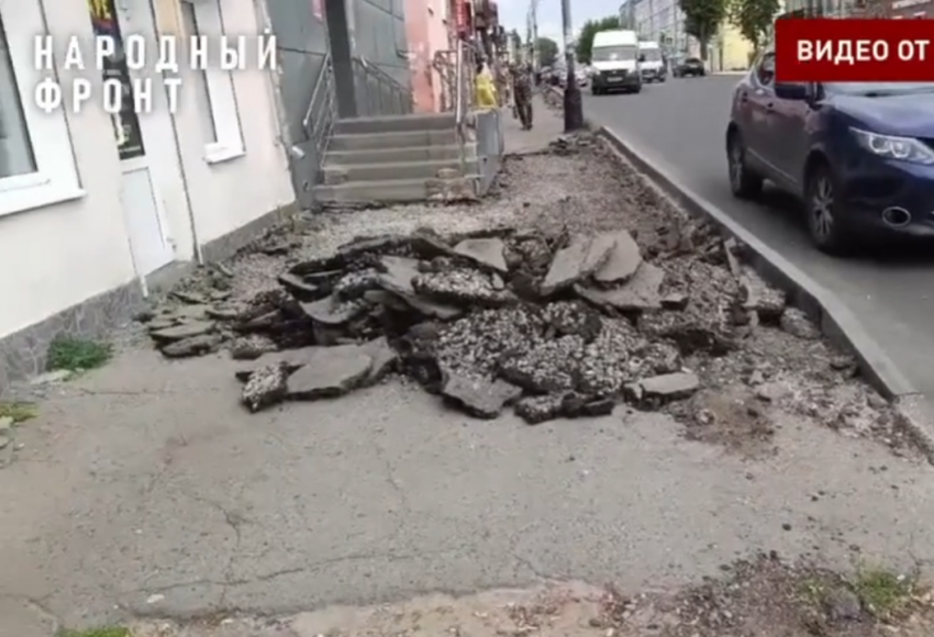 В центре Мичуринска пропали тротуары: горожанам приходится выходить на дорогу 