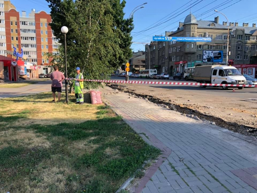 На время ремонта тротуара на Советской организовали безопасную пешеходную зону