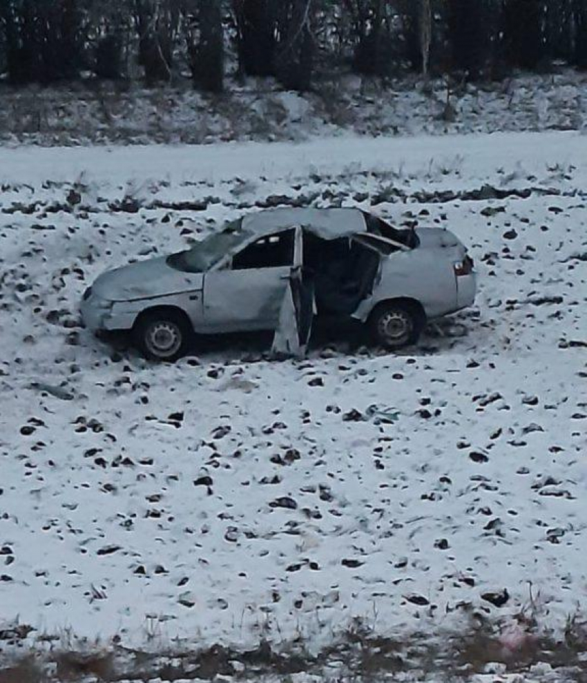 В Знаменском районе автомобиль «ВАЗ 2110» вылетел в кювет