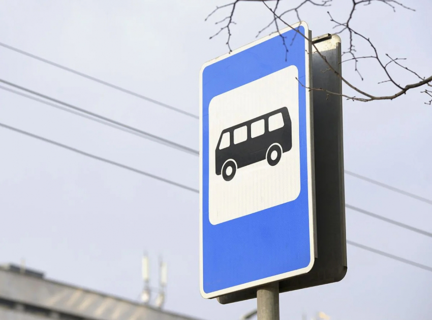 Тамбовчанка пожаловалась на сломанное табло движения автобусов на остановке Парк культуры