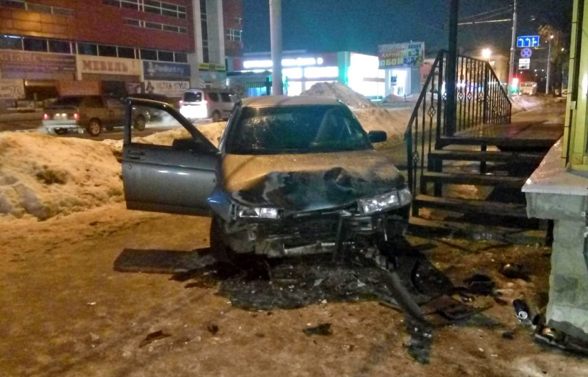 Пьяный водитель врезался в дом и сбил двоих в центре Тамбова 