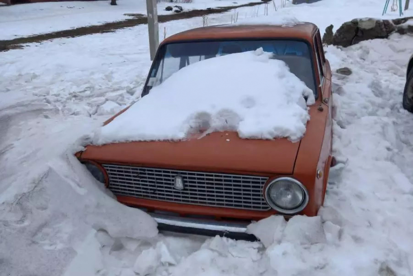 В Тамбове ищут хозяина брошенного и заснеженного авто на Полынковской