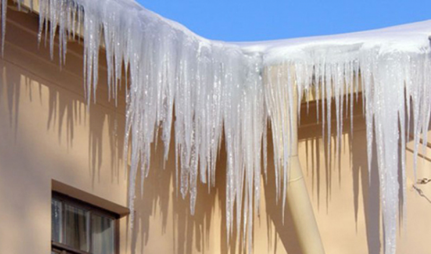 Управляющие компании обязали очистить крыши домов от снега, наледи и сосулек