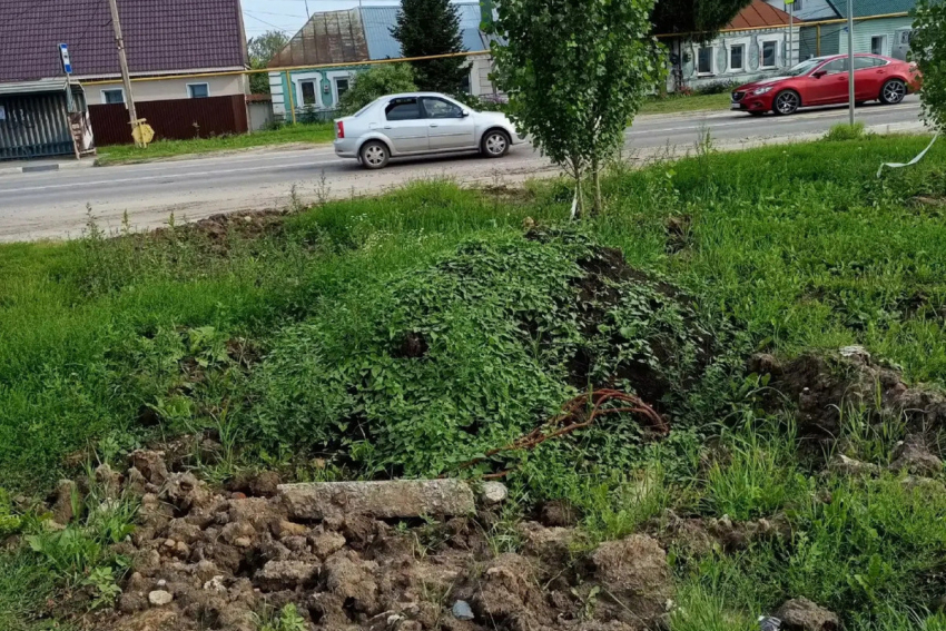 Жители Покрово-Пригородного третий месяц ждут асфальта после аварии