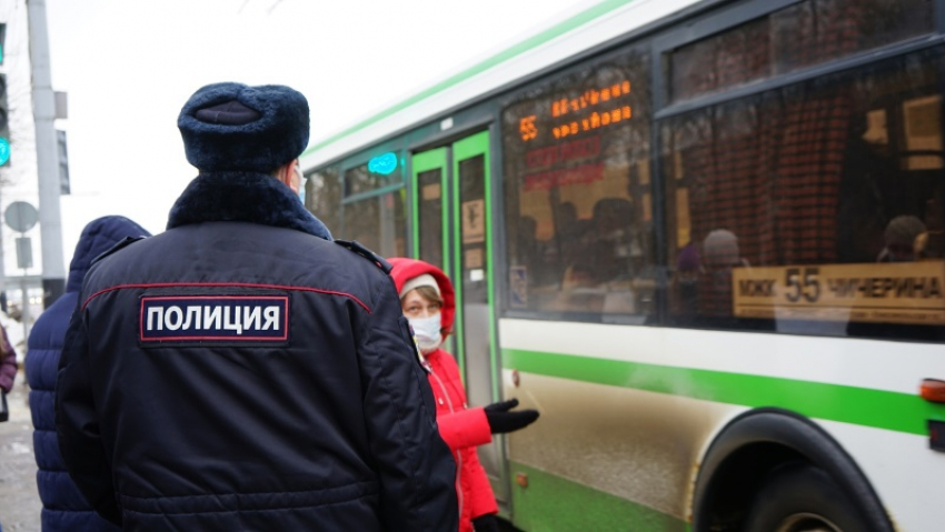 В Тамбове на остановке «Парк Победы» прошёл очередной рейд по соблюдению масочного режима