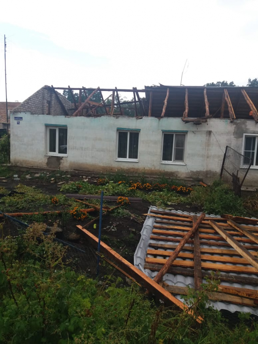 У жилых домов в Петровском районе снесло крыши