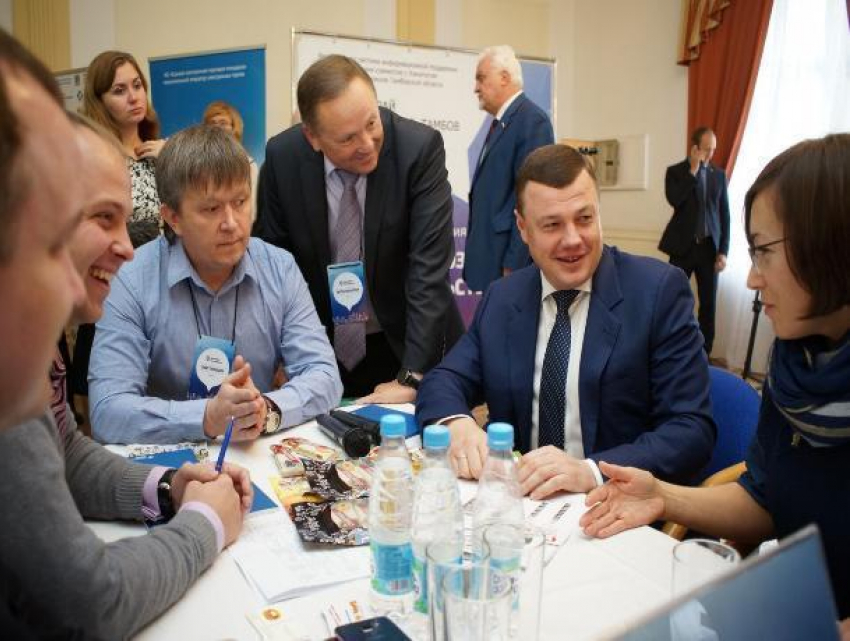 Губернатор открыл бизнес-сессию «Выбирай российское. Тамбов» в рамках делового центра Покровской ярмарки 