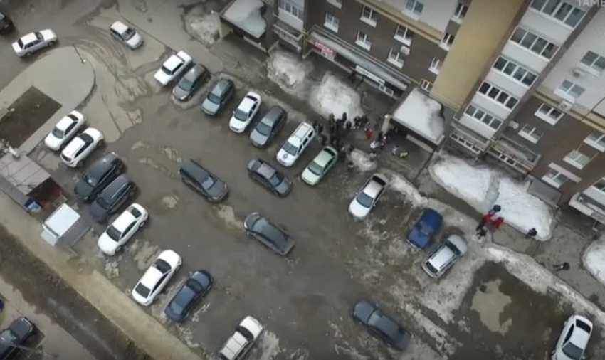 Во дворе дома на севере Тамбова организовали платную парковку