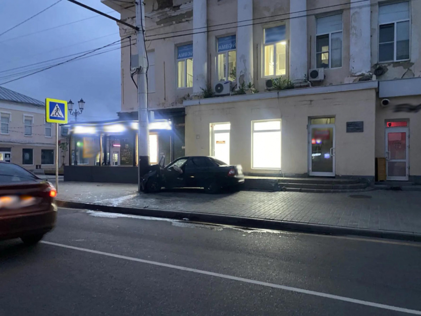 «Приора» снесла столб на тротуаре в центре Тамбова
