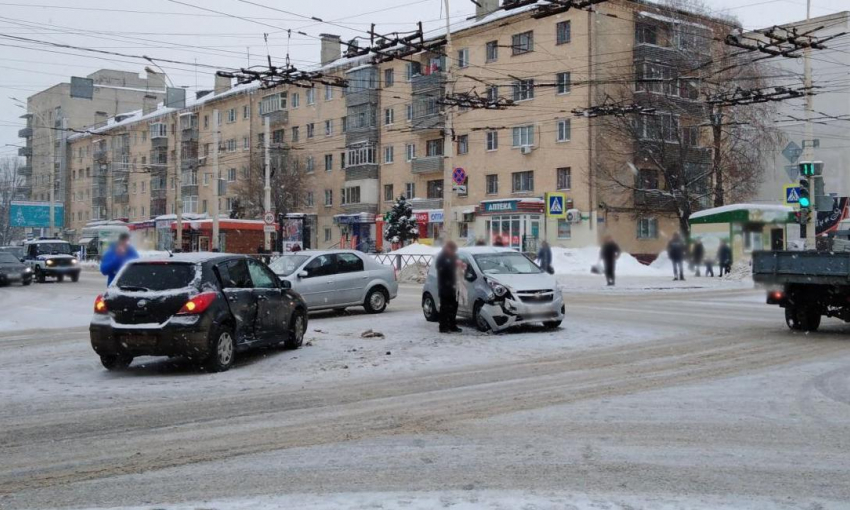 Перекресток Советская-Чичканова продолжает собирать «урожай» аварий 