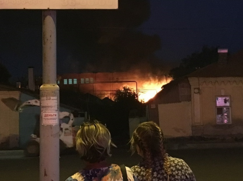 Сильный пожар произошел в нескольких метрах от жилых домов в центре Тамбова