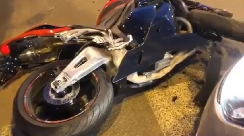 В центре Тамбова мотоциклист столкнулся с эвакуатором