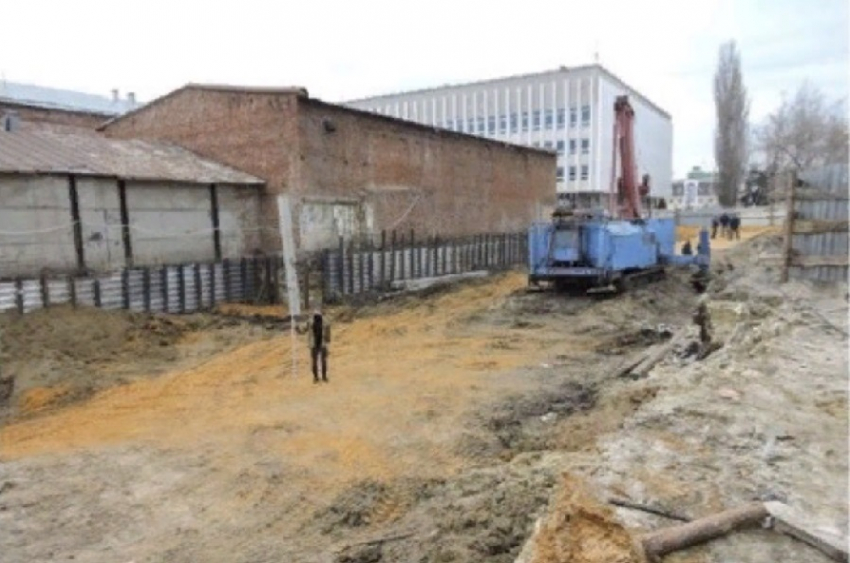 В центре Тамбова на Коммунальной возобновили строительство медцентра