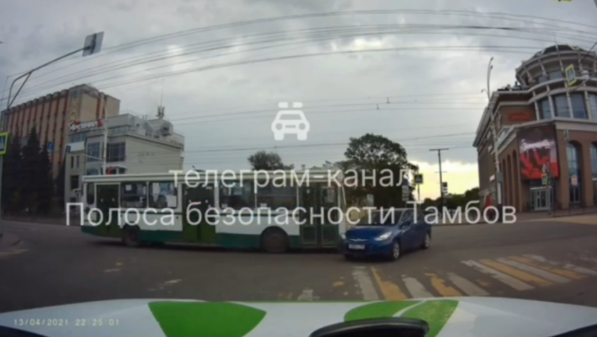 В Тамбове пассажирский автобус протаранил «Хендай Солярис»