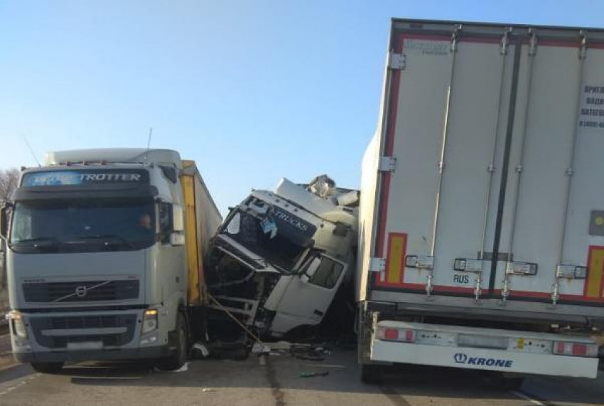 Водителя, спровоцировавшего крупную аварию с участием автопоезда и грузовиков, будут судить