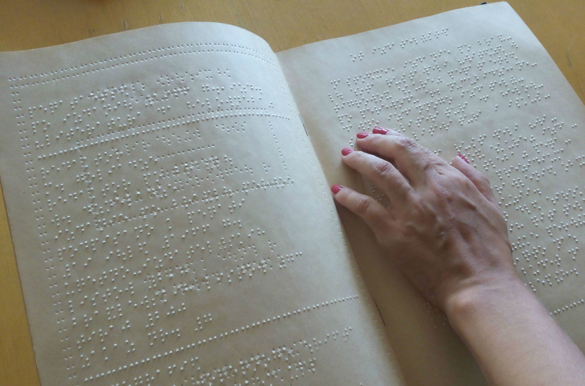 В тамбовской библиотеке имени Крупской появилась подборка книг для слабовидящих