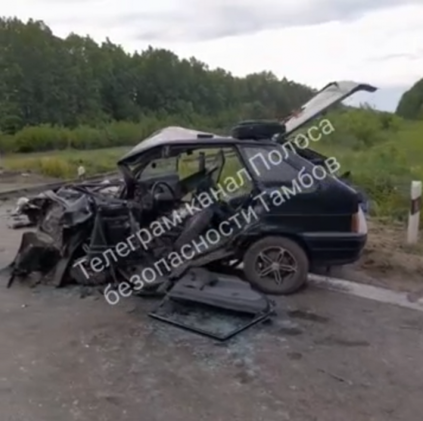 Водитель «Лады» врезался в «ГАЗель» на ж/д переезде и попал в реанимацию