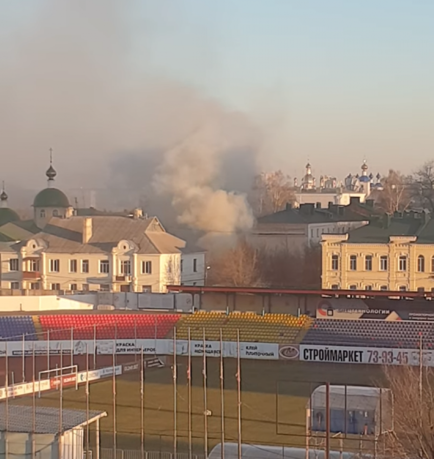 Из-за пожара на территории храма центр Тамбова заволокло дымом