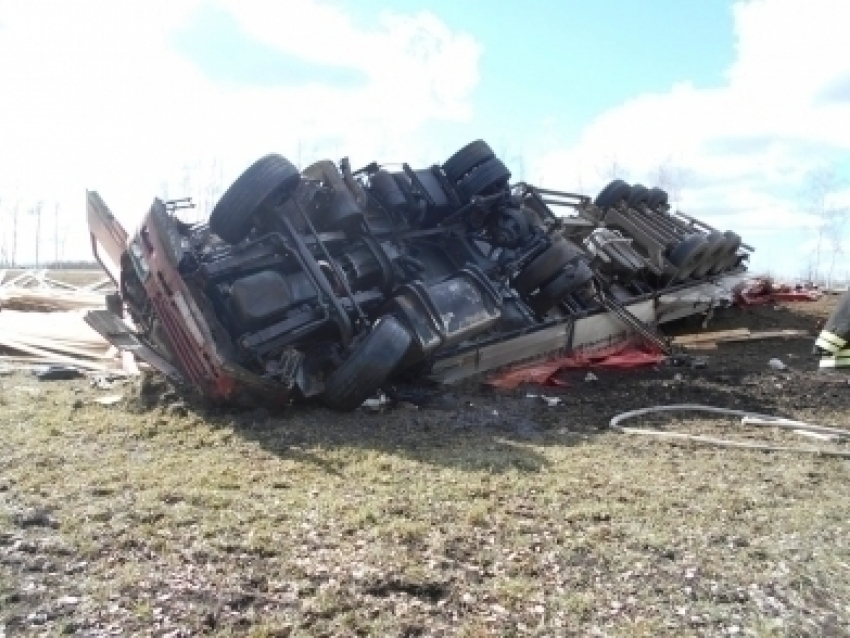 В Тамбовском районе у фуры взорвалось колесо