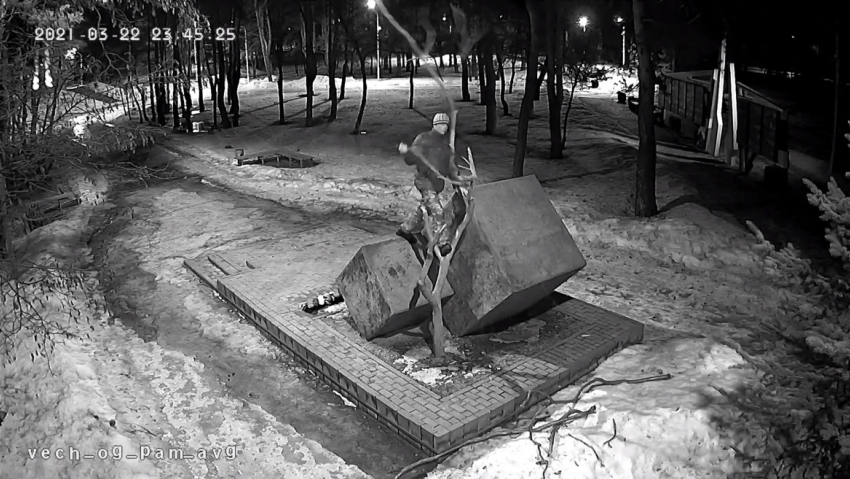 Бывший «чеченец» повредил памятник в котовском Парке воинской славы
