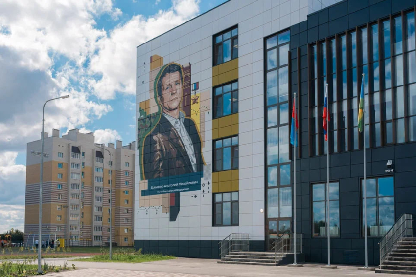 Электрогитары, лаборатории и 250 камер: чем живёт новая школа за 2,34 млрд рублей в Бокино