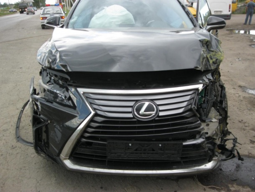  Lexus вовлек в ДТП два автобуса