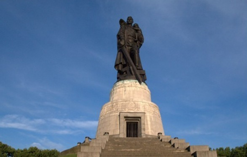 70 лет исполнилось знаменитому монументу воину-освободителю