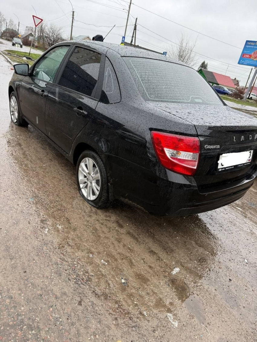 Яма в луже на Никифоровской съела сразу два колеса 