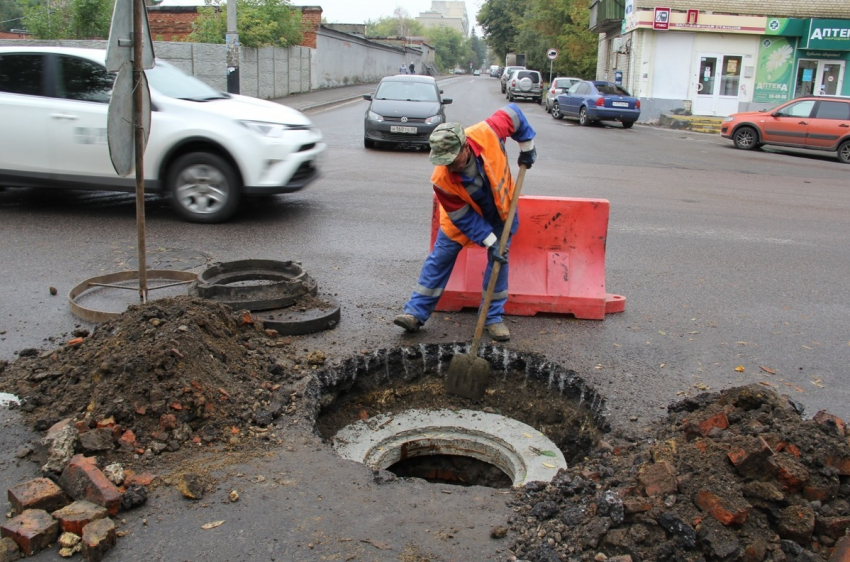 Коммунальщики продолжают ремонт коллектора на Володарского