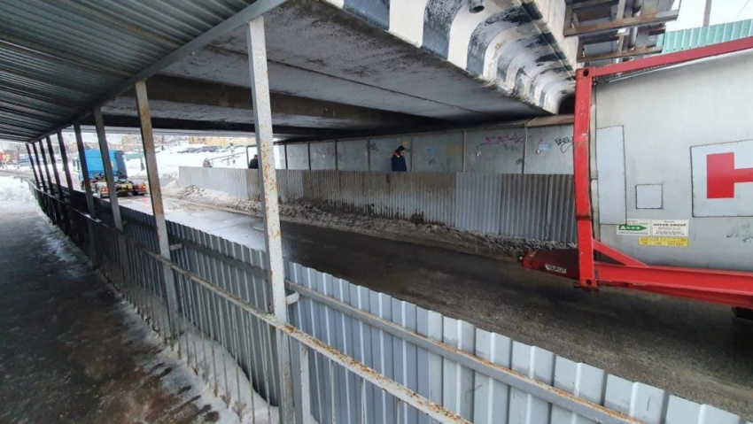 Под «мостом глупости» в Тамбове застрял очередной грузовик