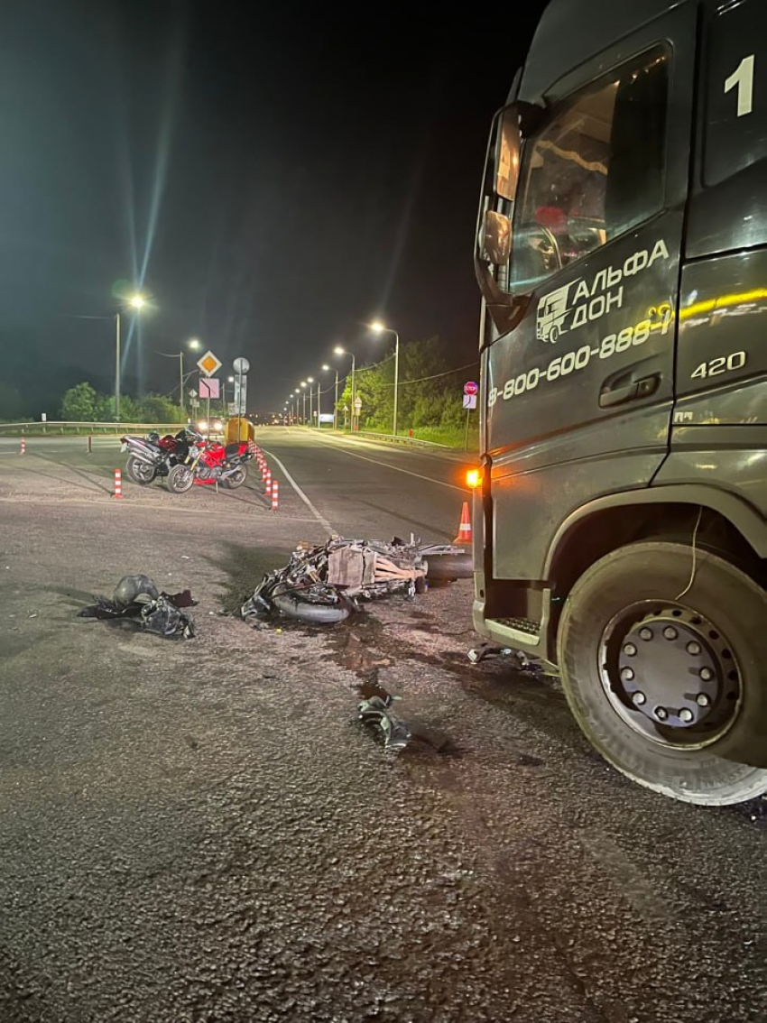 В Тамбовском округе грузовик переехал дорогу мотоциклисту, пострадали два человека
