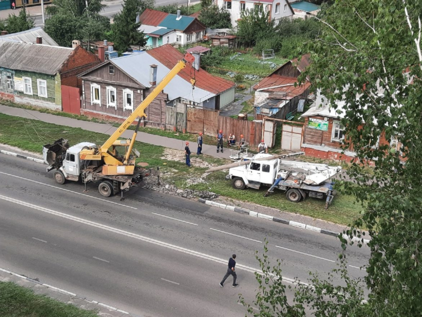 Во время ремонта электрических сетей на юге Тамбова столб рухнул на автомобиль энергетиков