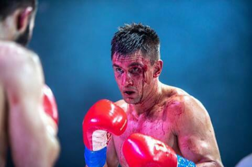 Разбитая бровь и заливающая лицо кровь не помешали Артуру Осипову защитить свой пояс чемпиона СНГ 