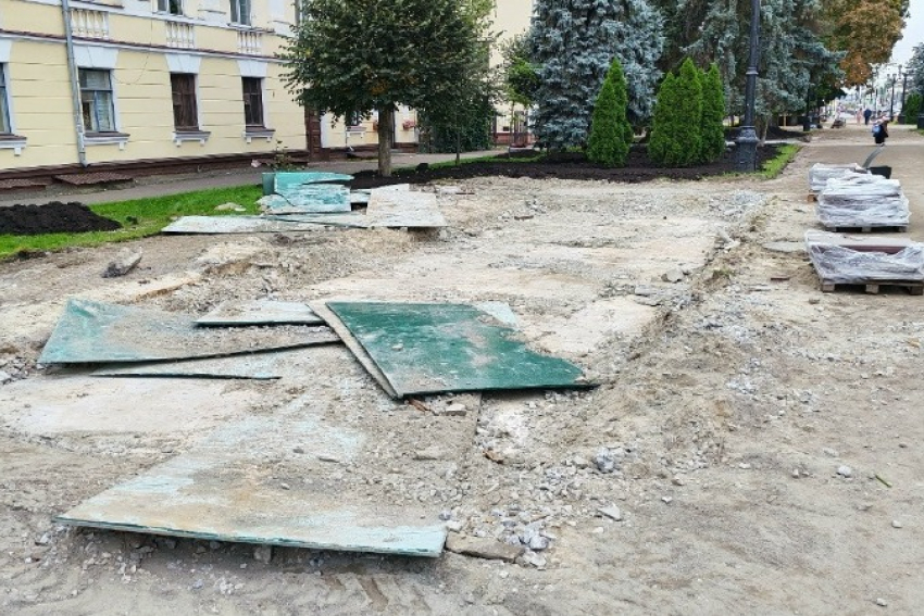 На улице Октябрьской в Тамбове начали разбирать два фонтана