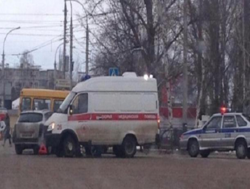 Микроавтобус с надписью «Дети» попал в аварию в Тамбове