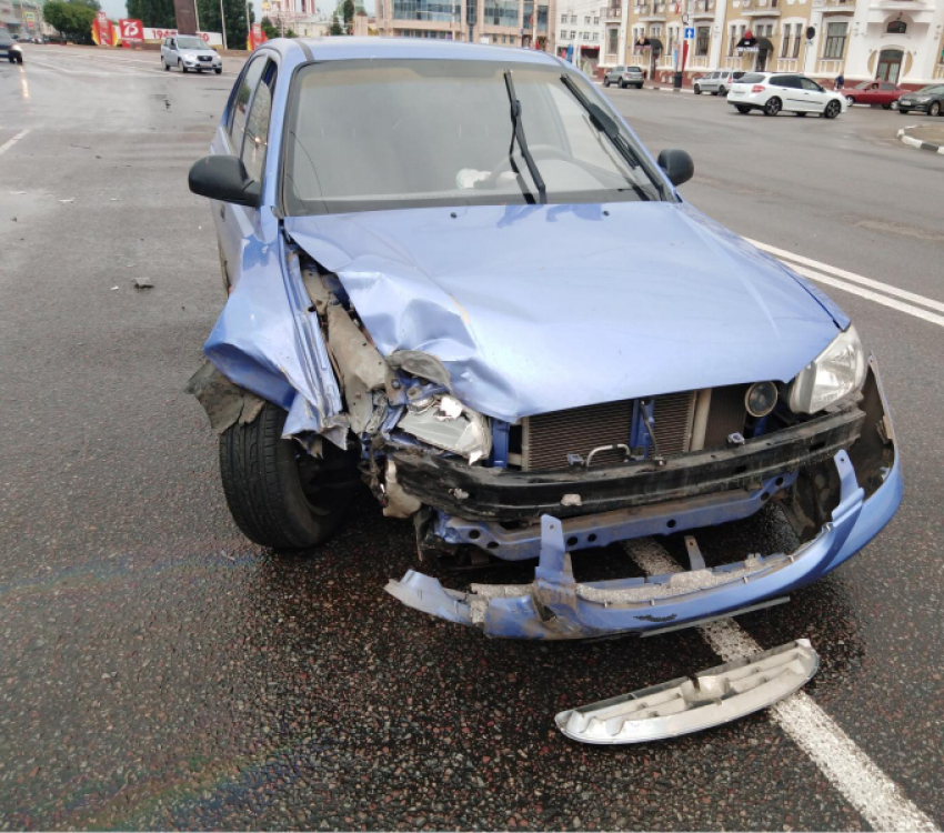 В Тамбове на Интернациональной столкнулись “Форд” и “Хёндэ”